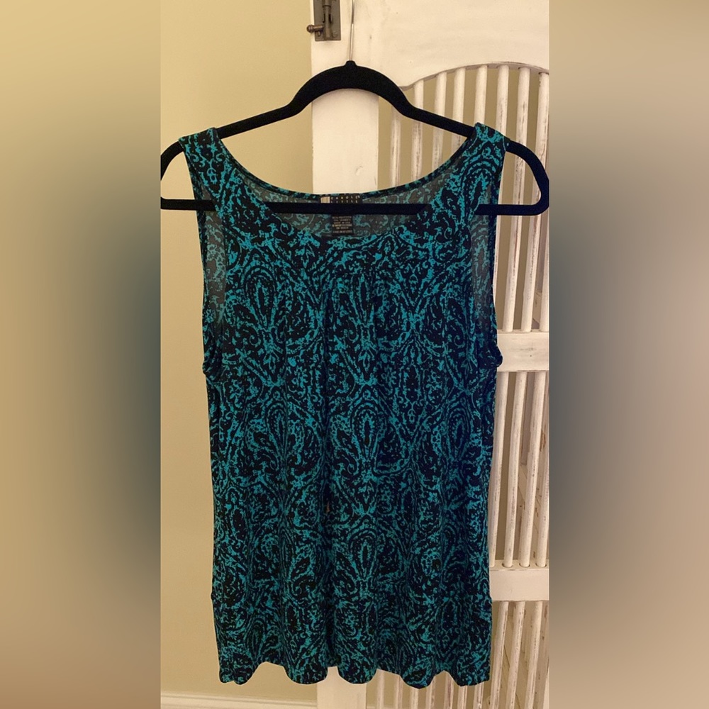 omen’s Carole Little lightweight pullover sleeveless top with scooped neck.